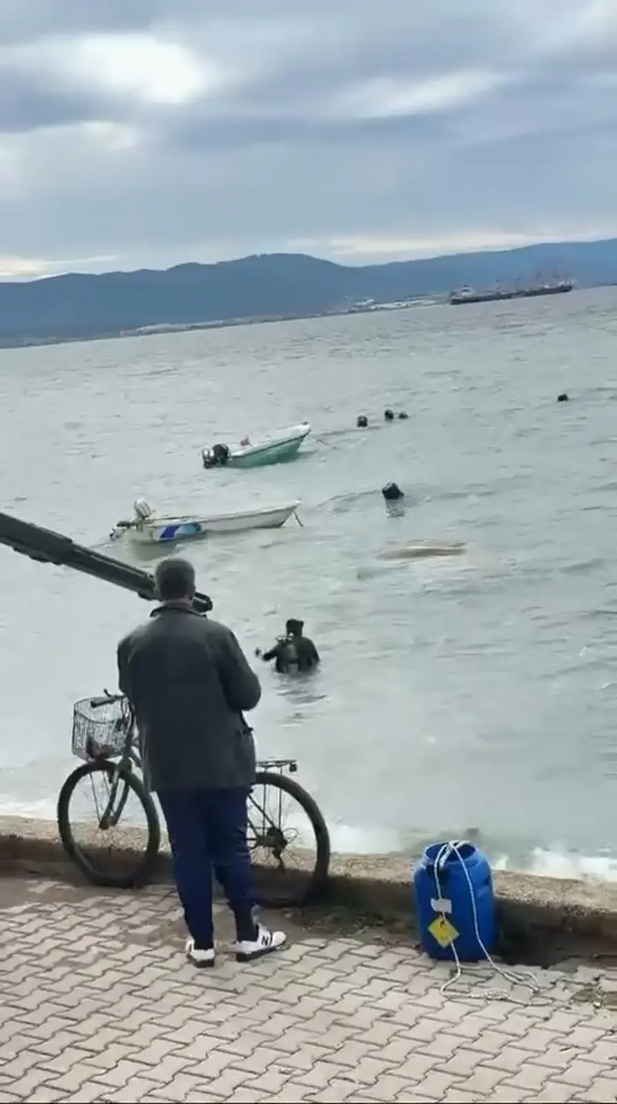 Lodosun batırdığı tekneler vinçle denizden çıkarılıyor