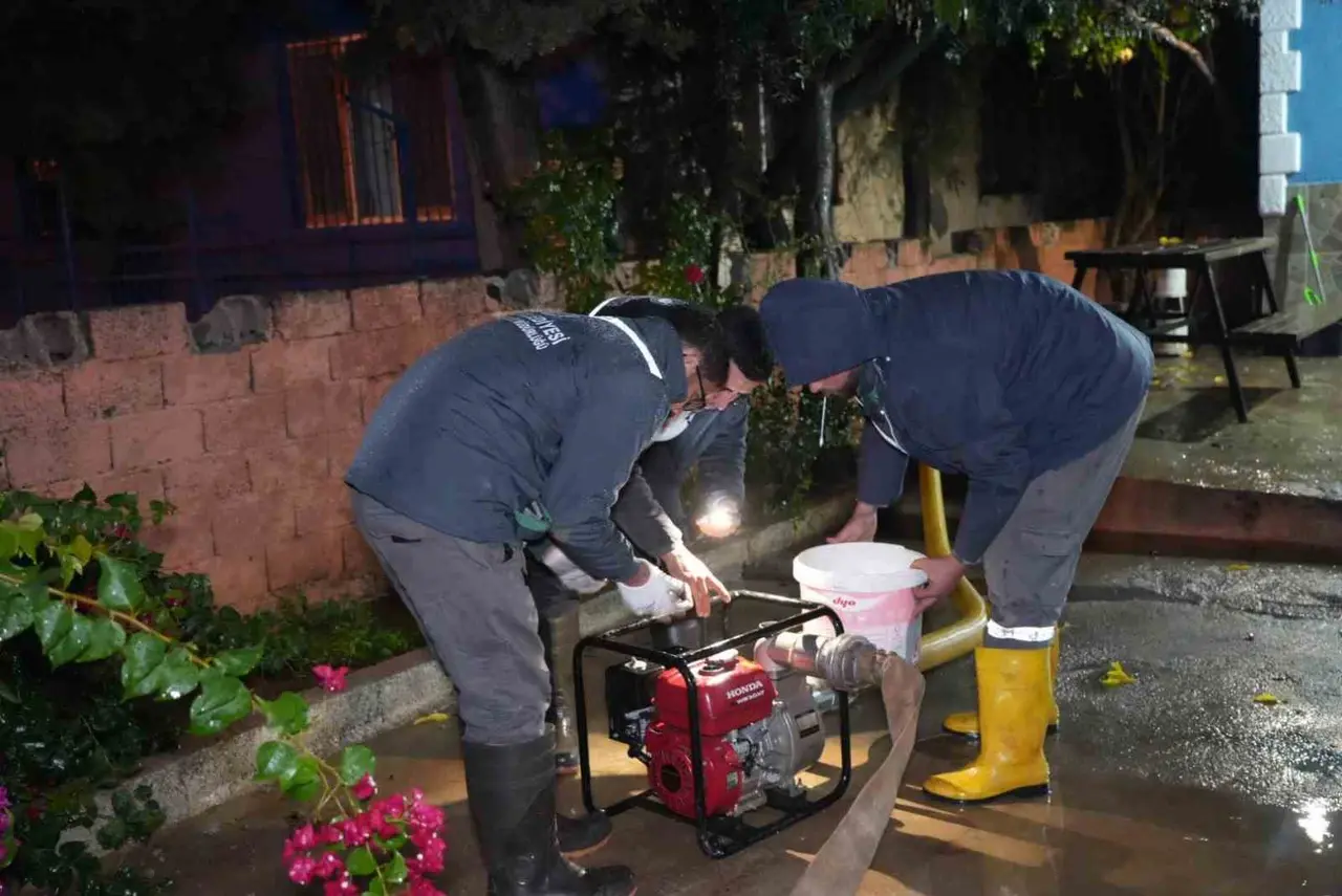 Kepez’de yağışlara karşı 7/24 saha nöbeti