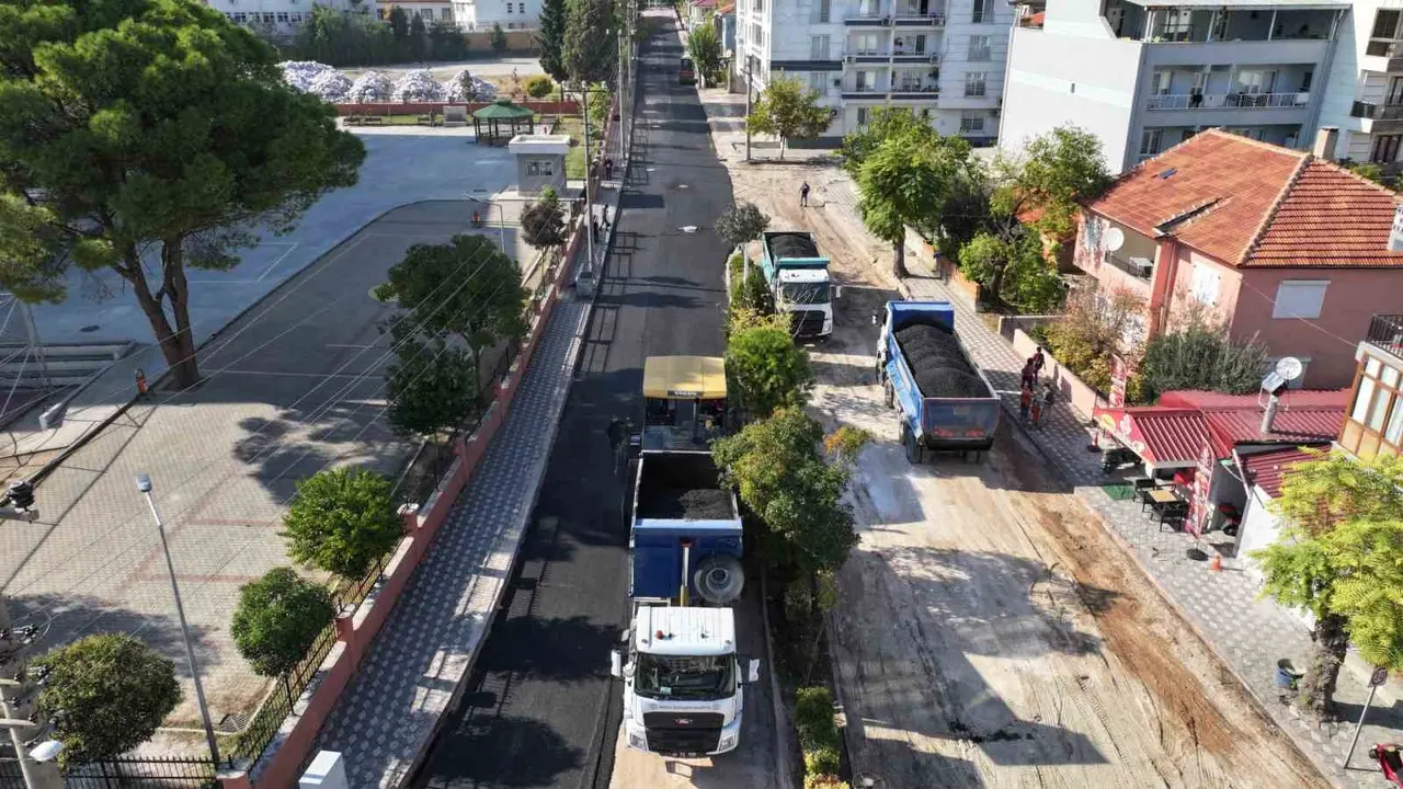 Kırkağaç’ta 1 kilometrelik yola 4 bin ton sıcak asfalt