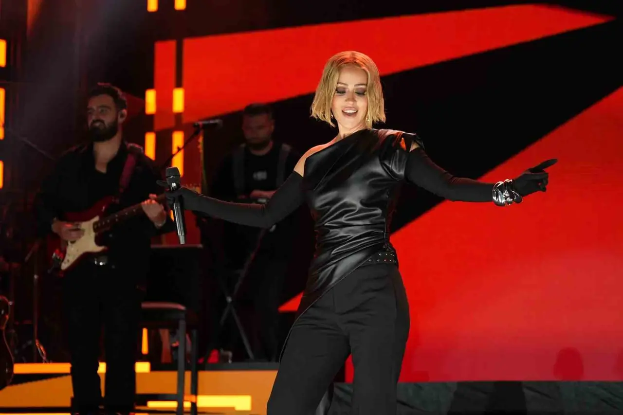 Derya Uluğ, İzmir Kültür Yolu Festivali’nde sahne aldı