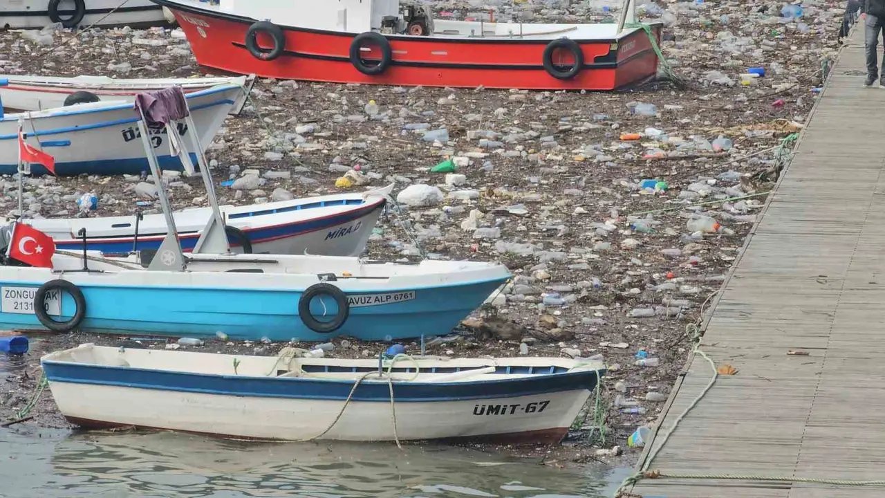 Zonguldak Limanı çöplüğe döndü: Derelerin taşıdığı atıklar deniz yüzeyini kapladı