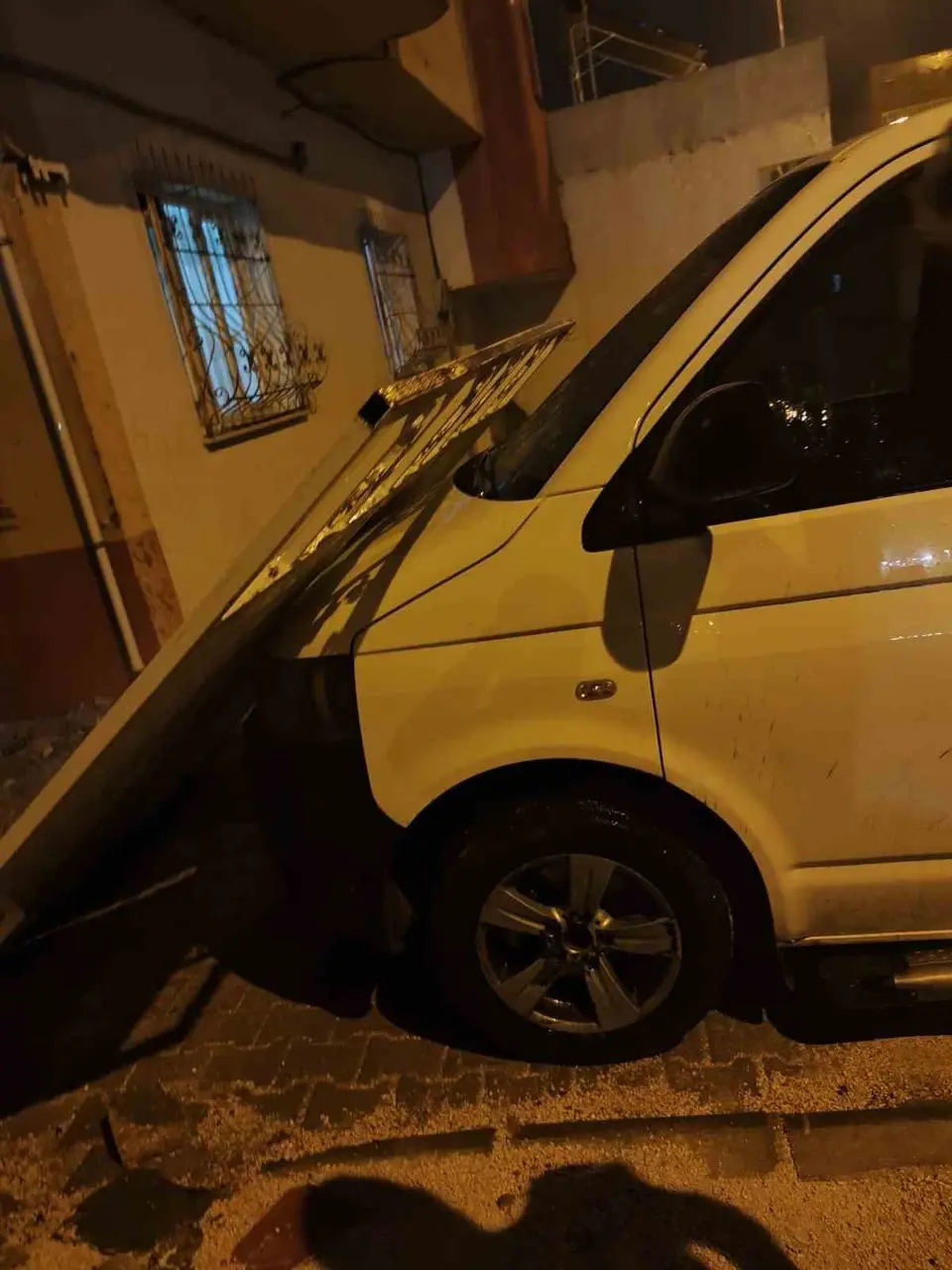 Mardin’de şiddetli rüzgar ağaçları devirdi, çatılara zarar verdi