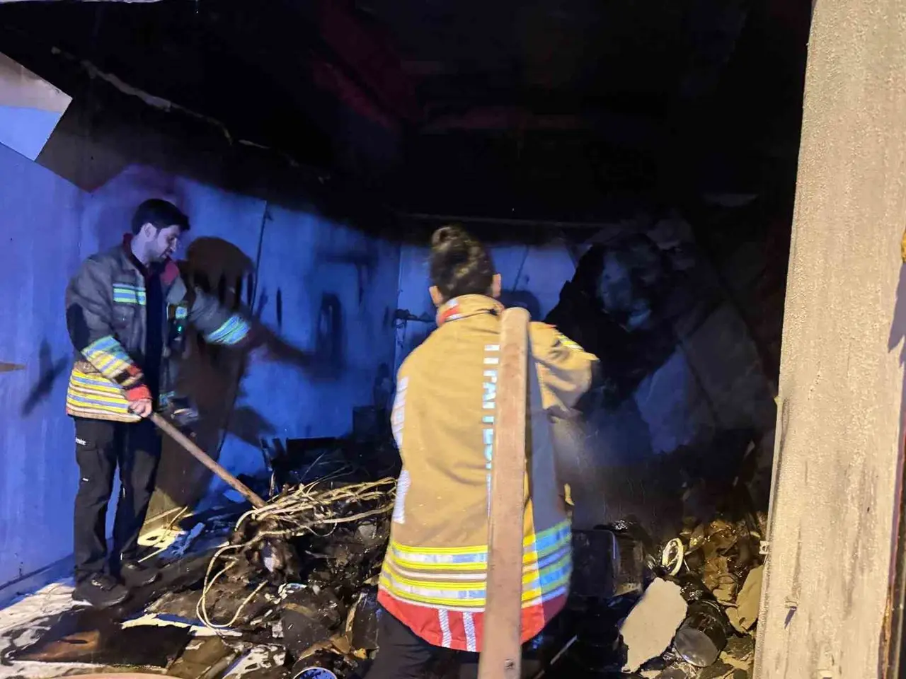 Cizre’de kaporta dükkanında yangın: 4 araç küle döndü