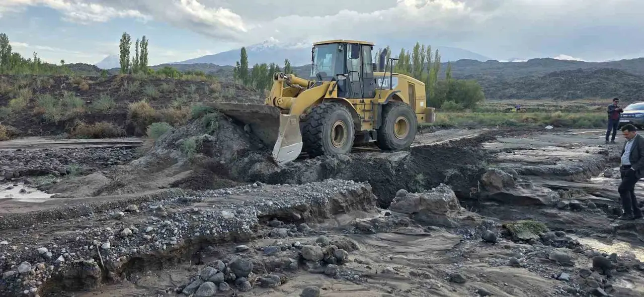 Iğdır’da şiddetli yağışın zarar verdiği köy yollarında çalışma başlatıldı