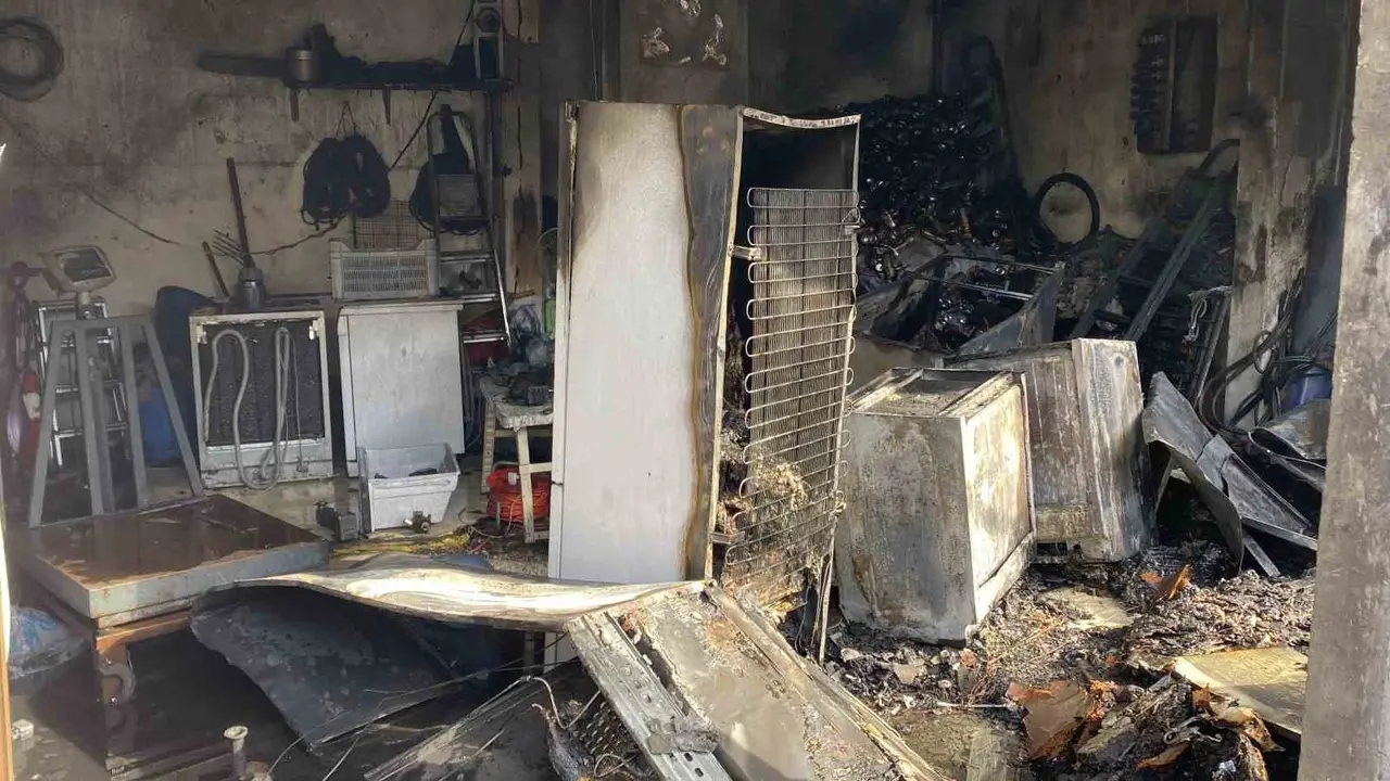 İş yerinde çıkan yangın 3 katlı binaya sıçradı: 2 kişi son anda kurtuldu