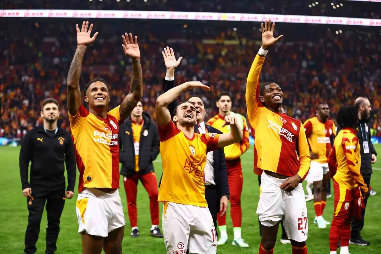Galatasaraylı futbolcular galibiyeti taraftarıyla kutladı