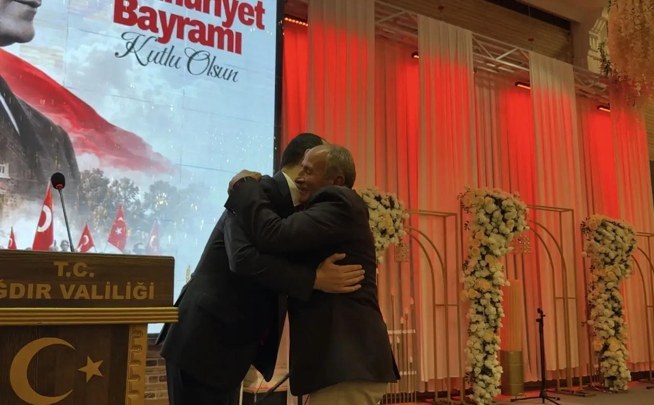 Vali Taşolar, bisikletiyle ve elinde bayrağıyla konvoya katılan Urfullah Çiftçi’yi resepsiyonda ağırladı
