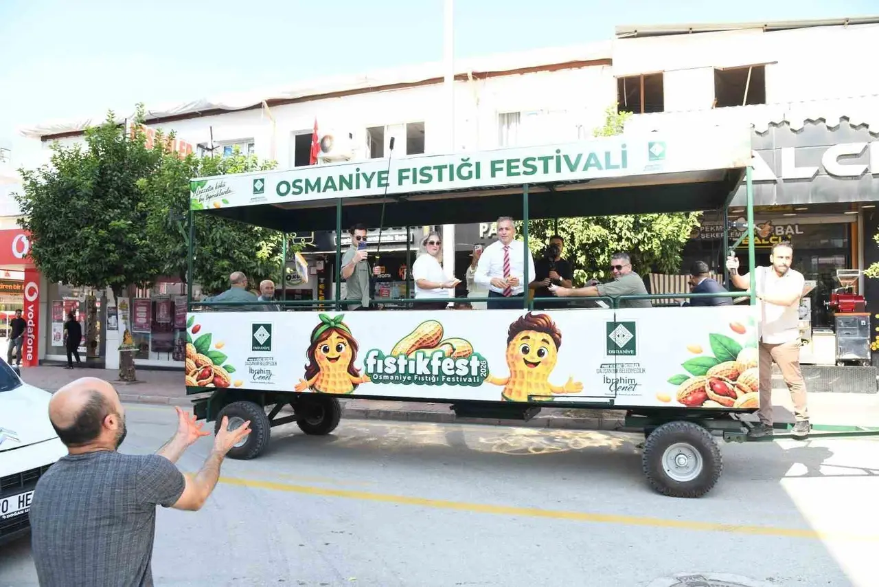 Osmaniye’de festival öncesi Başkan Çenet çiftçilerle fıstık hasadı yaptı