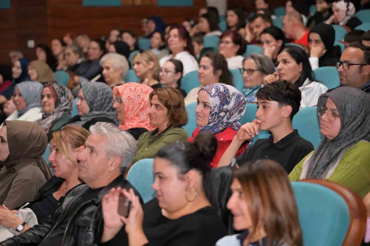 "Üç Kadın Bir Oyun" Esenyurt’ta kapalı gişe sahnelendi