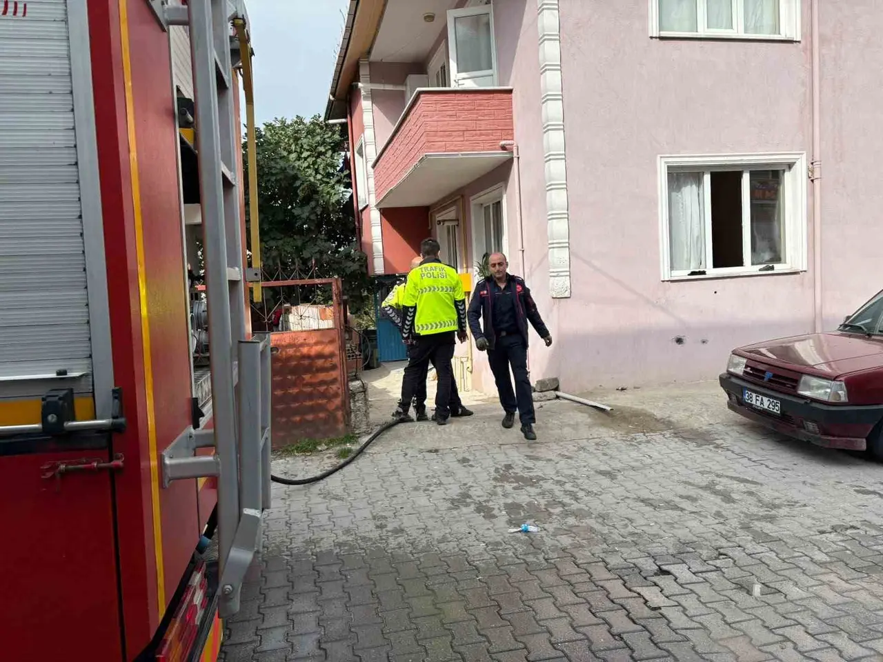 Samsun’da korkutan ev yangını: Kedi yavrusu son anda kurtarıldı