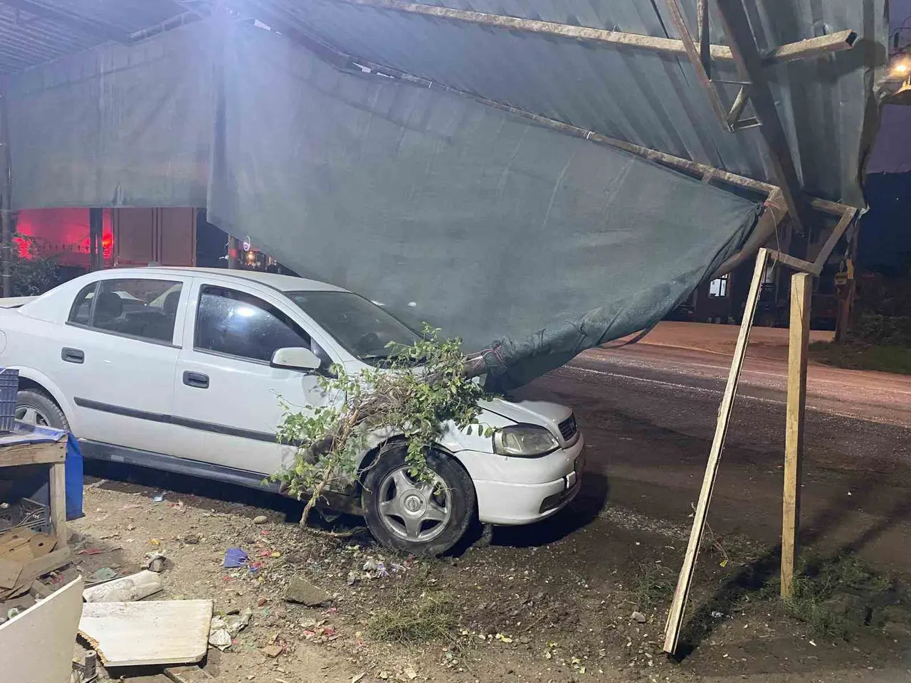 Kamyonla çarpışan otomobil kıraathaneye girdi