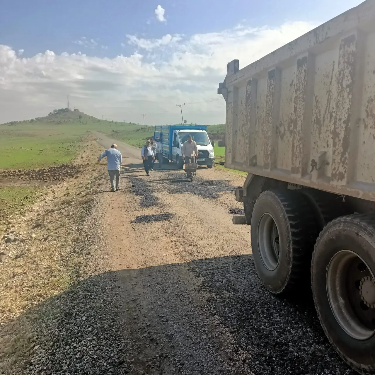 Vatandaşlar mahalle yollarını kendi imkanlarıyla yaptı