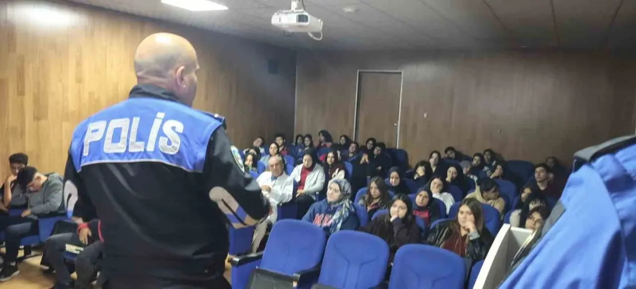 Polis ekiplerinden lise öğrencilerine bilgilendirme