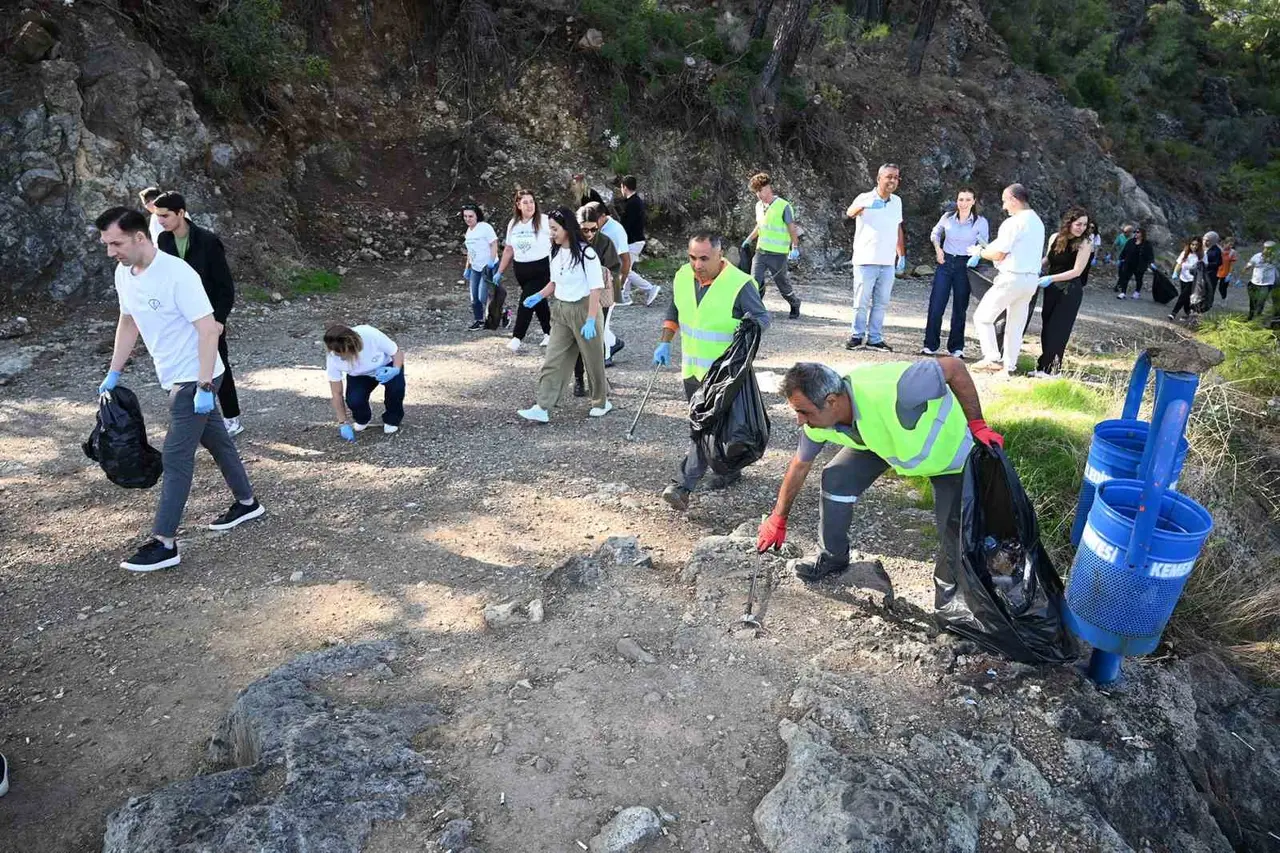 Kemer’de çevre temizliği etkinliği