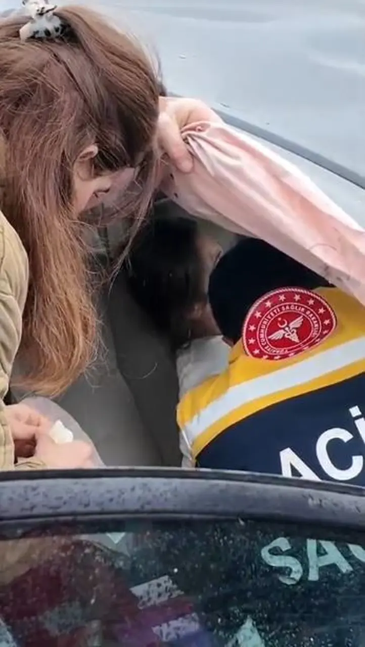 Kazaya denk gelen doktor, yaralı sürücünün yardımına koştu