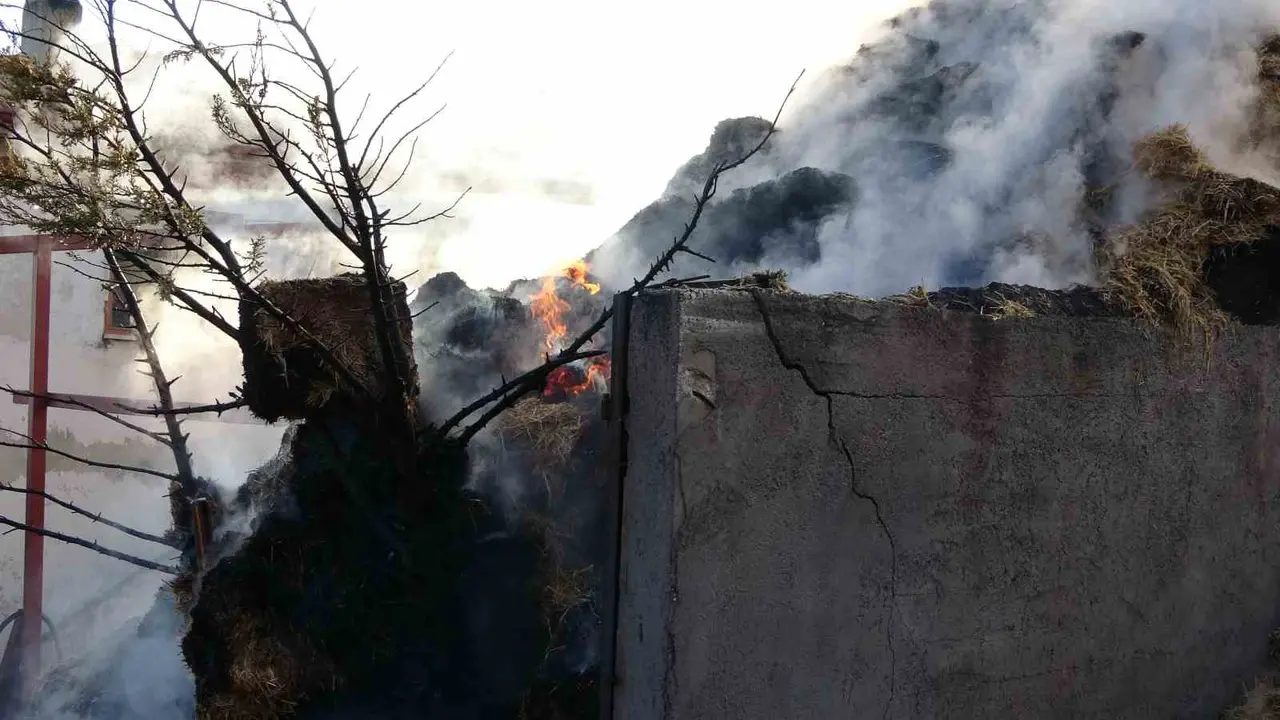 Kastamonu’da çıkan yangında 8 bin balya samanı küle döndü