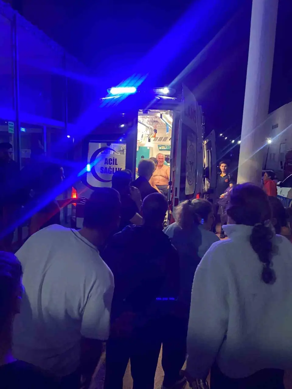 Ayvalık açıklarında tekne battı: 8 kişi kurtarıldı, 1 kayıp