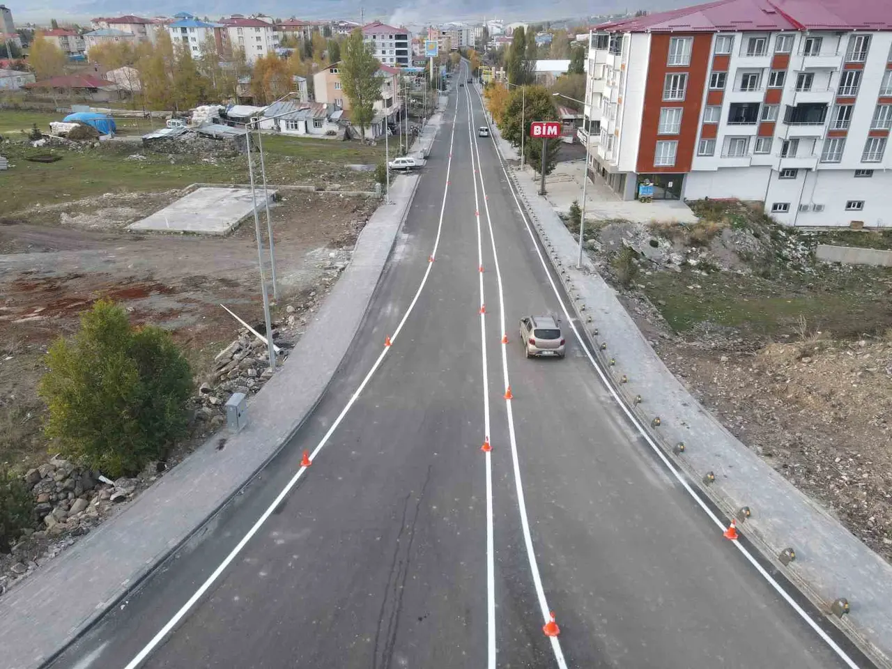 Ardahan’da asfaltlanan yollara son dokunuş: Şerit çizgileri çizildi