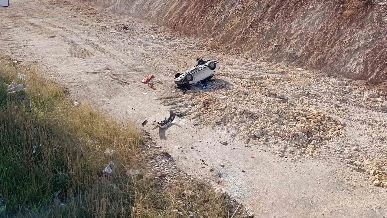 Şanlıurfa’da otomobil 15 metre yükseklikten çalışma yapılan yola uçtu: 1 ölü