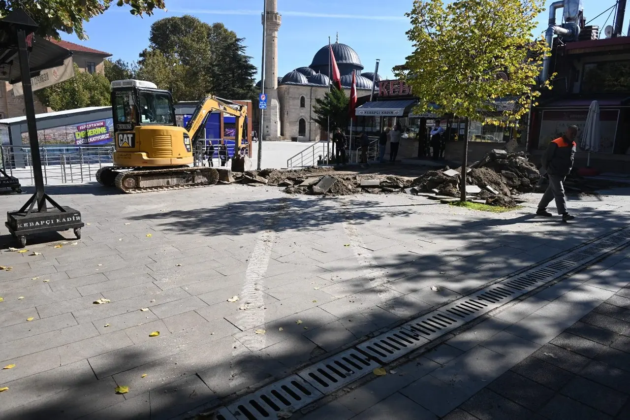 Bedesten Çarşısı yanındaki eski taban taşları yenileniyor