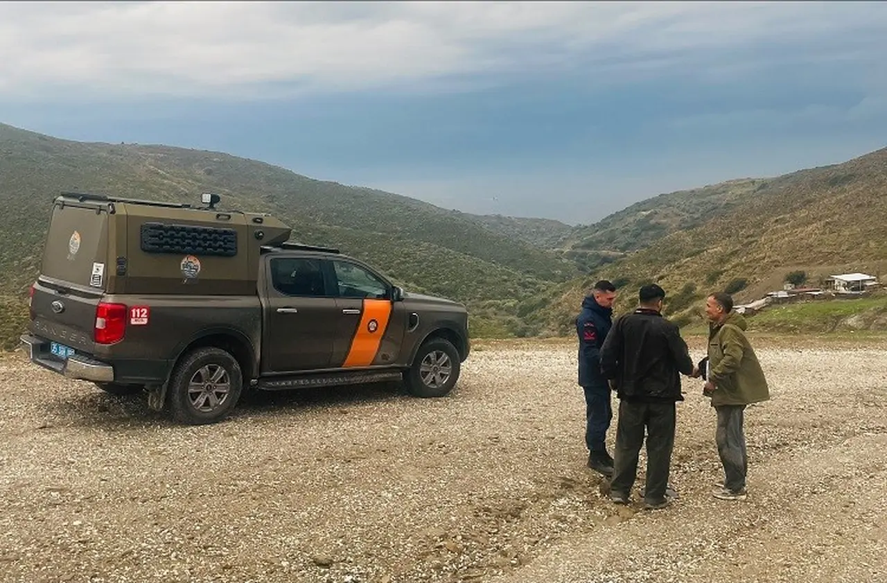 İzmir açıklarında 76 düzensiz göçmen yakalandı