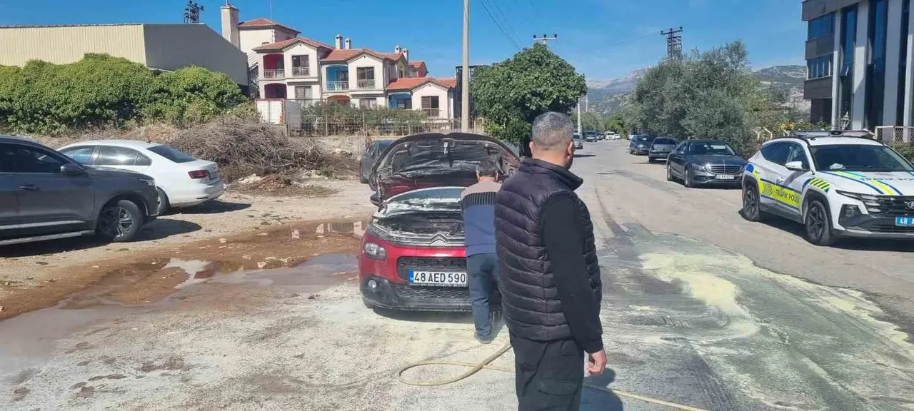 Muğla’da seyir halindeki otomobilde yangın çıktı
