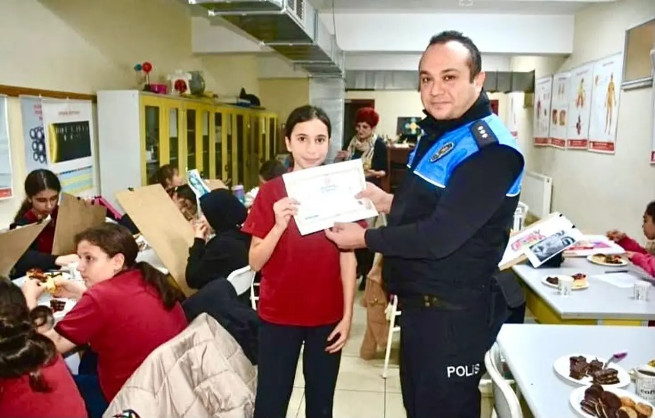 Polis desteğiyle düzenlenen resim kursunu tamamlayan 20 öğrenci sertifikalarını aldı