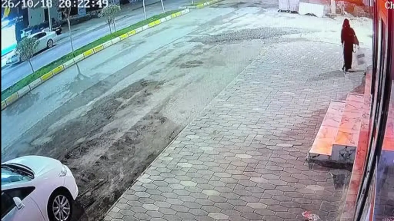 Vicdanları sızlatan anlar kamerada: Yemek yiyen kediye taşla vurdu