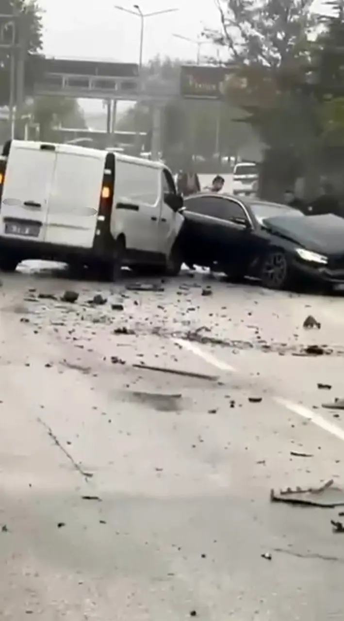 Bursa’da yağmurlu havada 5 araç birbirine girdi: 5 yaralı