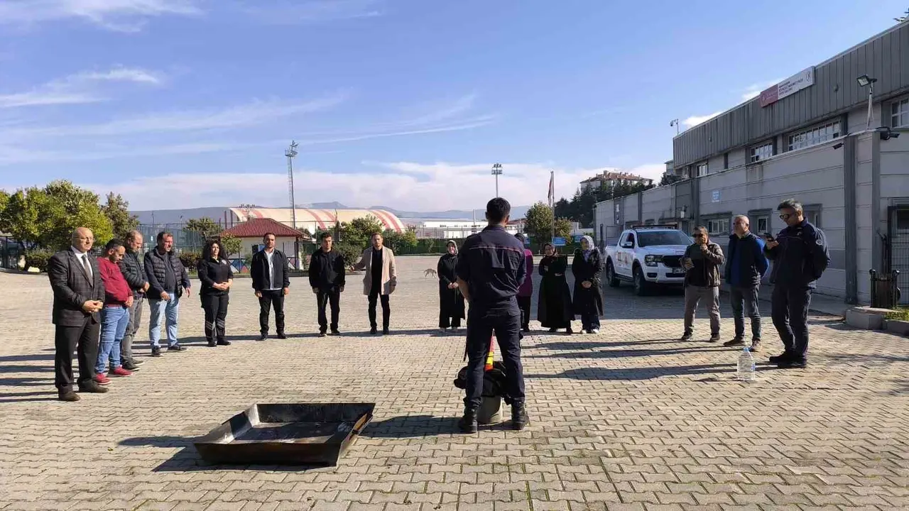 Vezirköprü’de personele yönelik yangın söndürme eğitimi ve tatbikatı