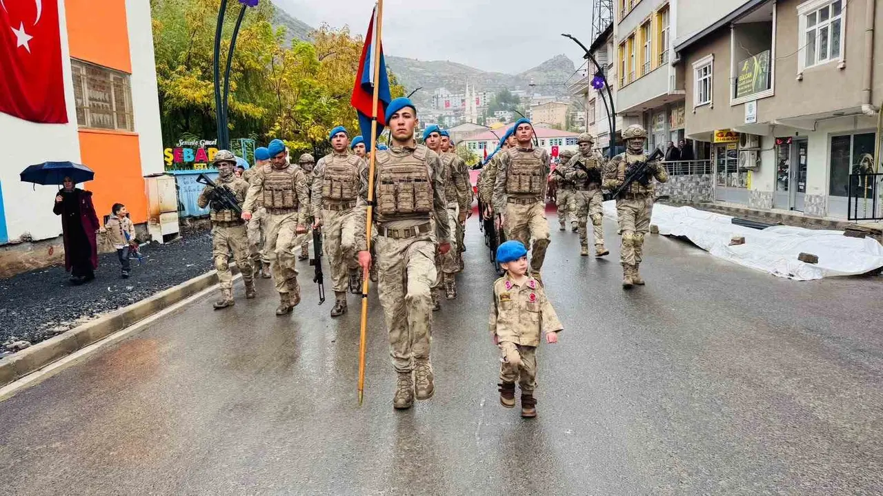 Beytüşşebap’ta minik çocuk yağmurlu havada askerlerin kortejine eşlik etti