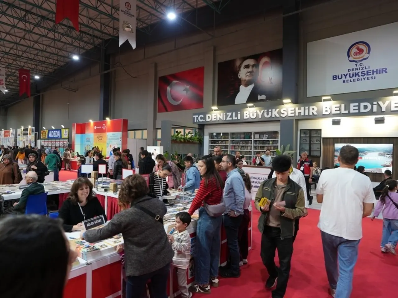 Denizli TÜYAP Kitap Fuarı’nda yazar yağmuru sürüyor