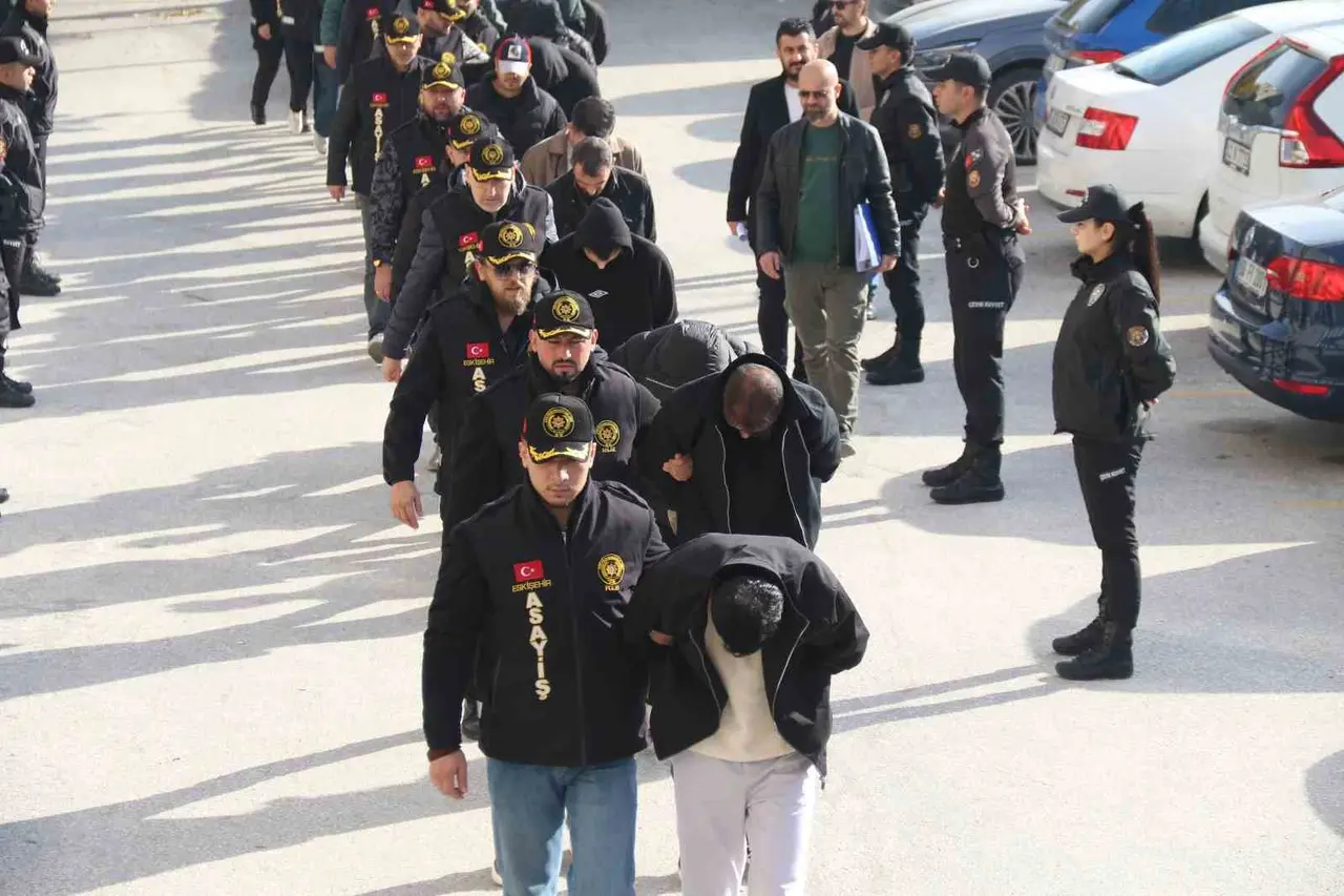 Eskişehir merkezli 5 ildeki fuhuş operasyonunda yakalanan 17 şüpheli adliyeye sevk edildi