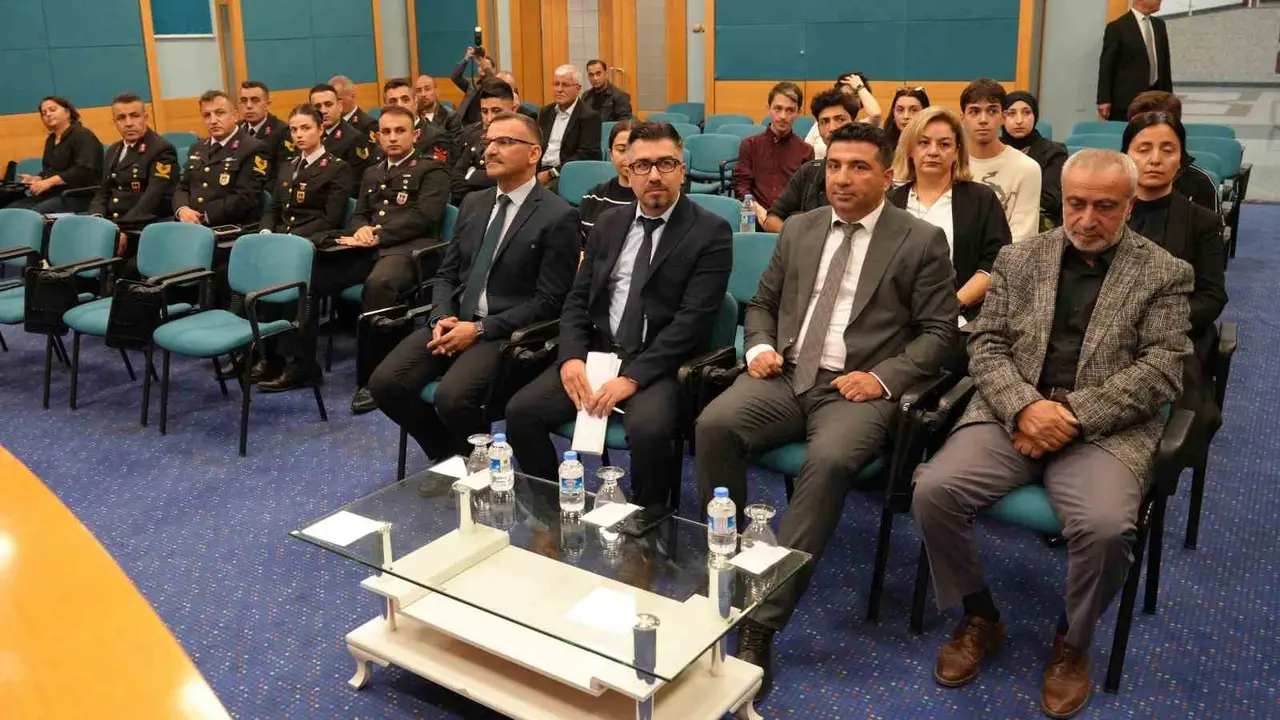 Dr. Öğretim Üyesi Kara: "Cumhuriyet’in kalıcılığı anayasa hükümleri kadar dürüstlüğü, sorumluluğu, hakkaniyeti ve kamu yararını benimseyen insanların yetişmesine bağlıdır"