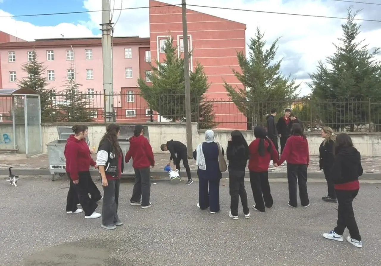 Hisarcık’ta öğrencilerden sokak hayvanlarına anlamlı destek