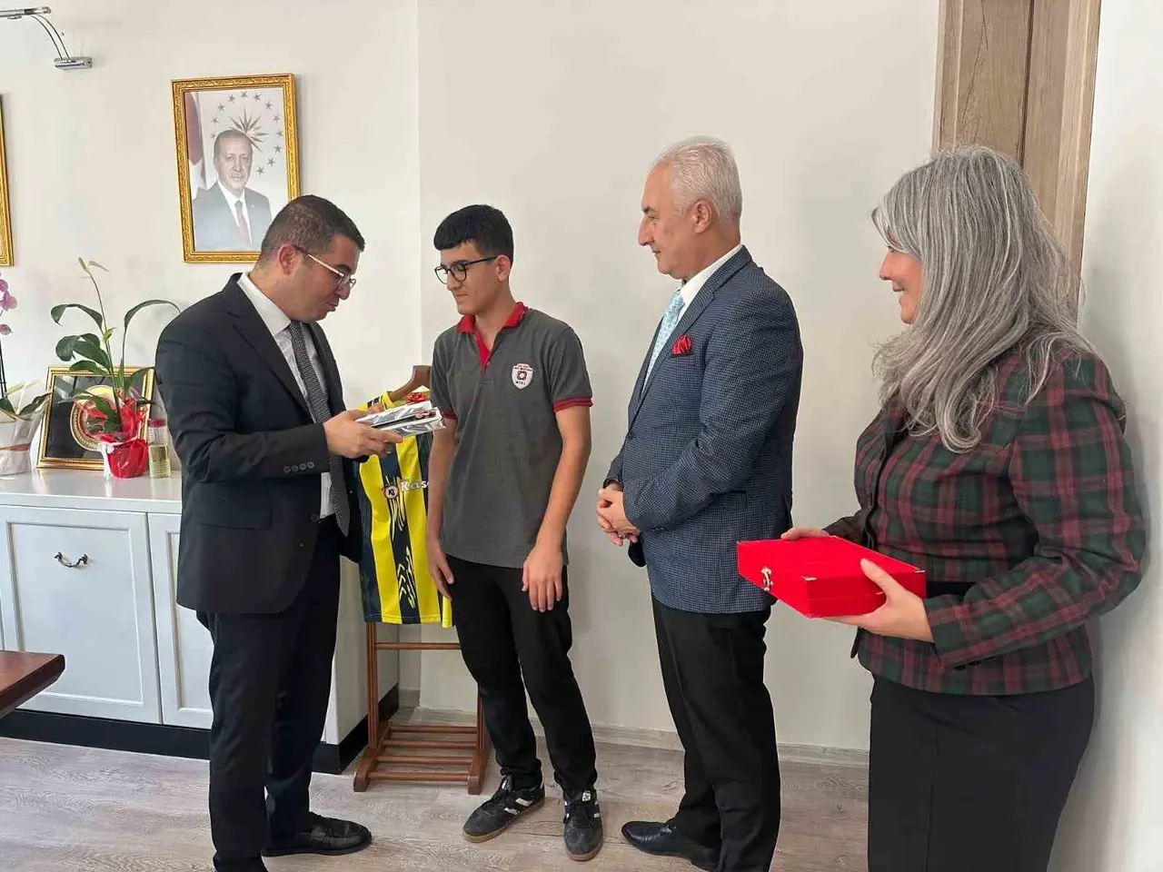 Yere düşen Türk bayrağını öpüp başına koyan liseli öğrenciye makamda kabul