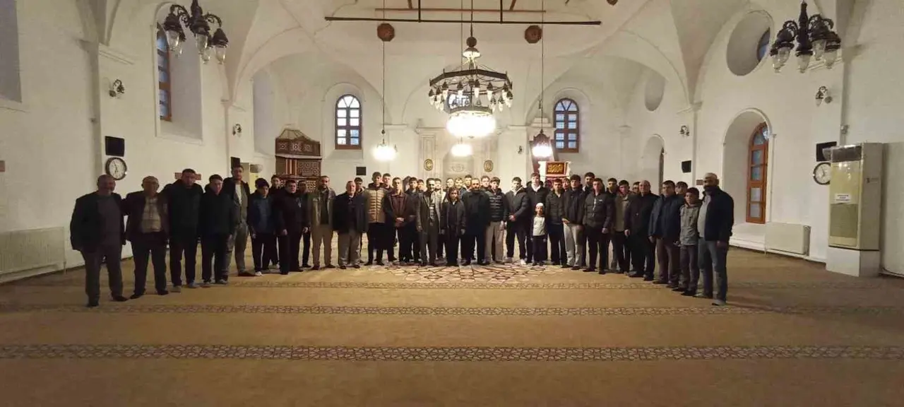 Bolvadin’de gençler sabah namazında buluştu