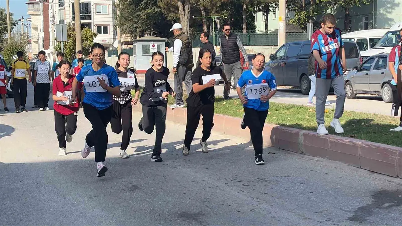 Tavşanlı’da gençler Cumhuriyet koşusunda ter döktü