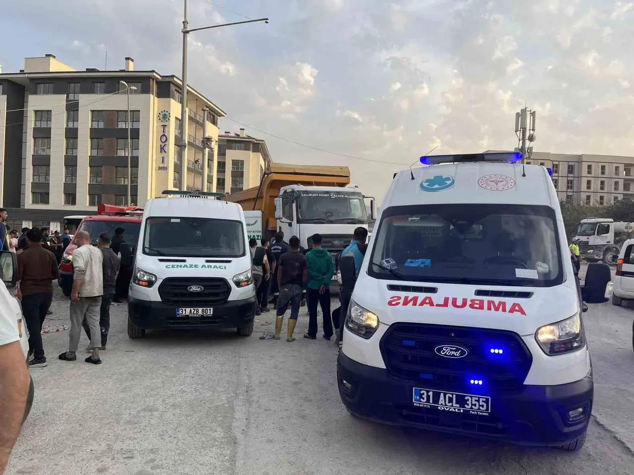Motosiklet sürücüsünün öldüğü kazayı görmek isteyen meraklı vatandaşlar birbiriyle yarıştı