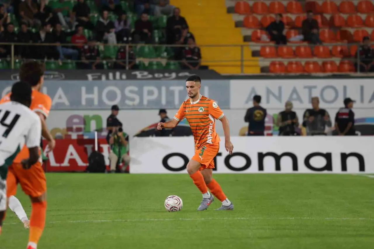 Trendyol Süper Lig: Corendon Alanyaspor: 0 - Kocaelispor: 2 (İlk yarı)