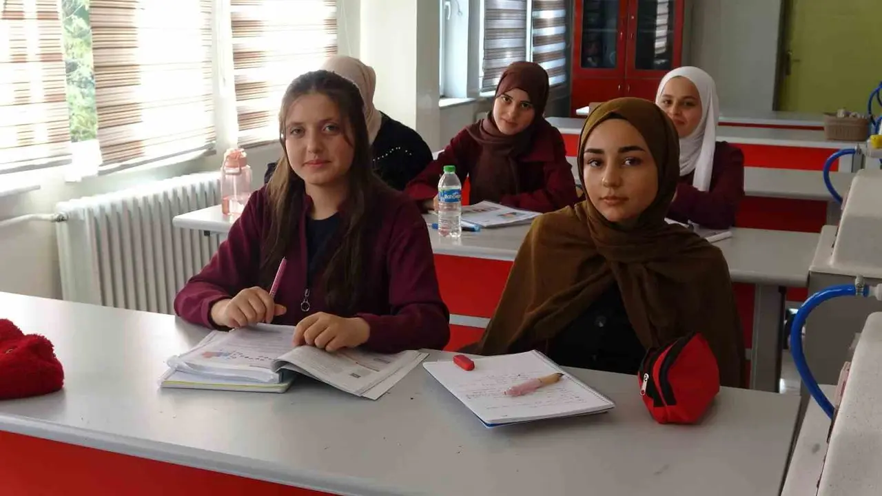 Yapay zeka destekli videolarla kimya dersinin öğrenimini kolaylaştırıyor