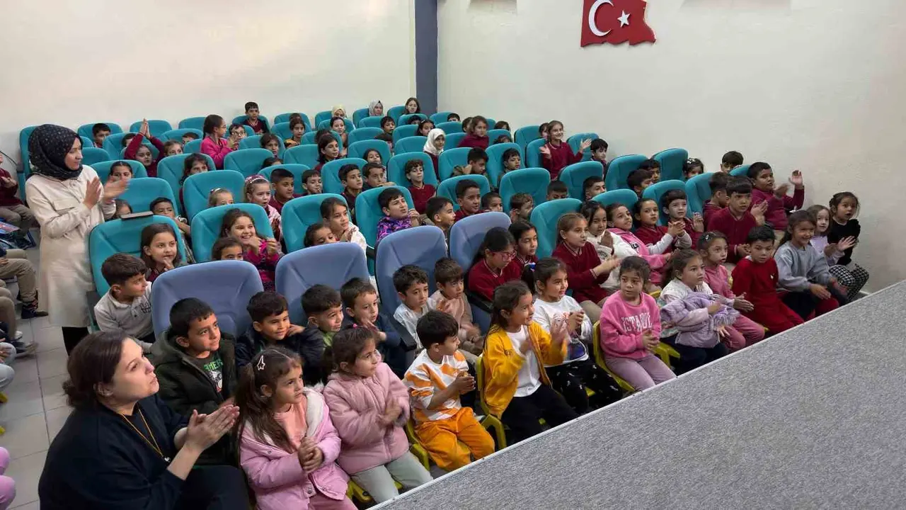 Kahramanmaraş’ta hikâye anlatıcıları okul, hastane ve huzurevlerinde vatandaşlarla buluştu