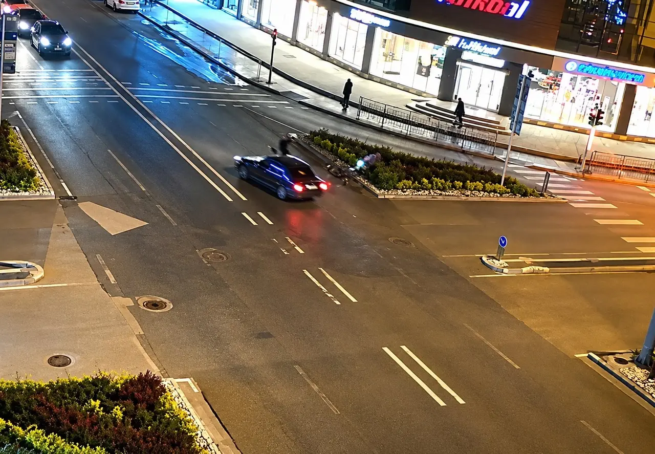 Çarptığı aracın camından içeri girmişti, o anlar kamerada