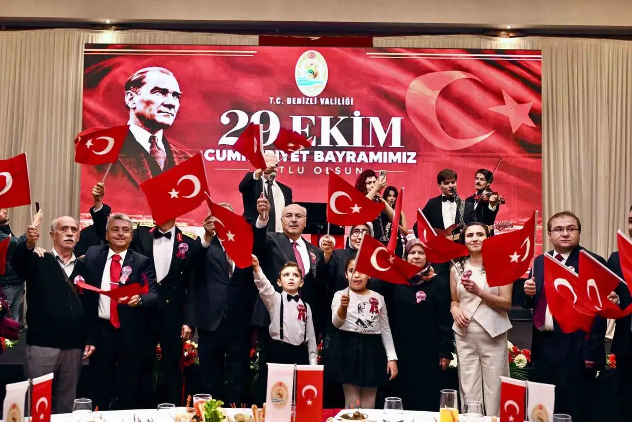 Vali Köşger;  "İstikbalde daha iddialı bir Türkiye hedefiyle yürüyeceğiz"