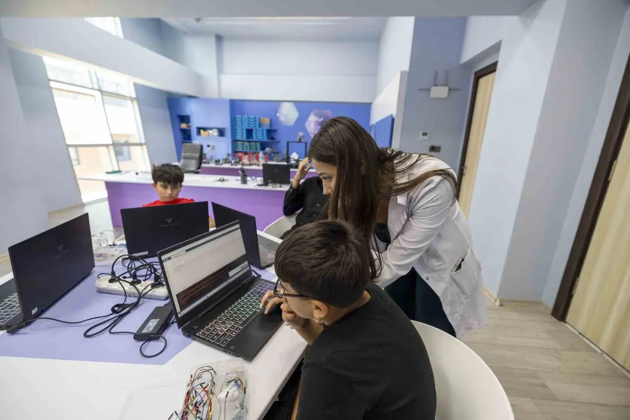 Mersinli öğrenciler robotik kodlama yarışmalarında derece elde etti