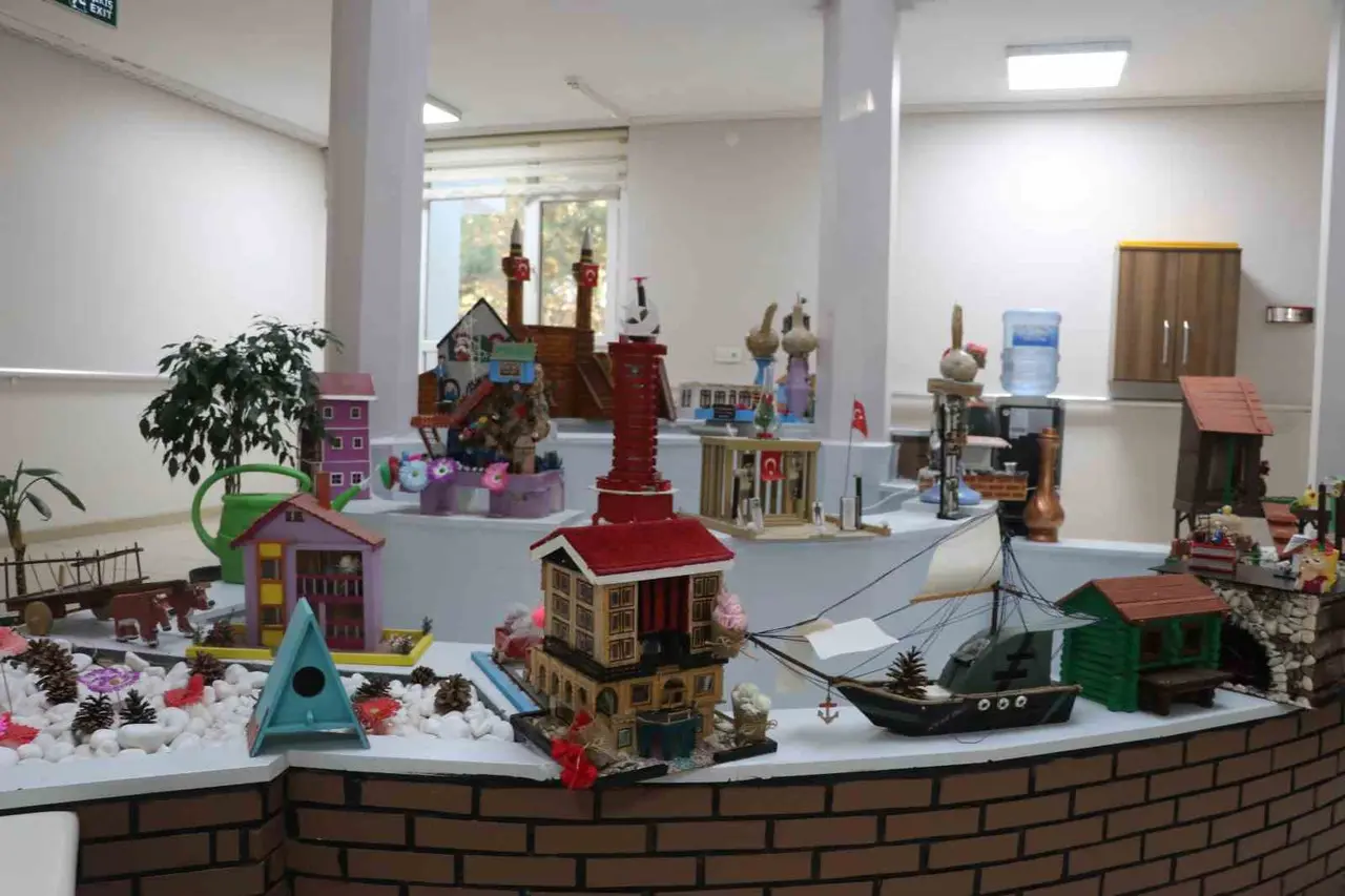 Huzurevi sakinleri hünerlerini sanat ve el emeğiyle sergiliyor