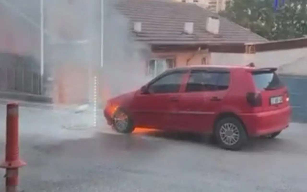 Karabük’te park halindeki otomobil alev aldı