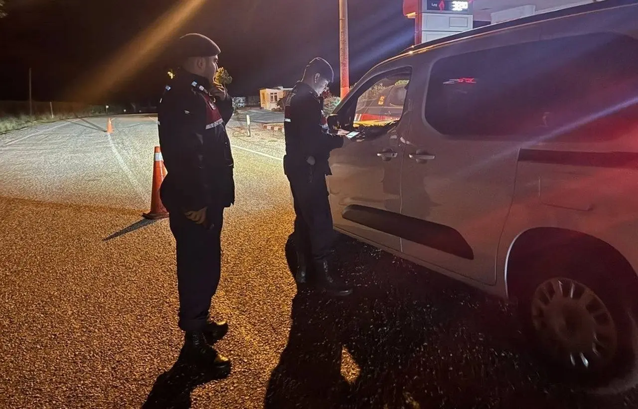 Çanakkale’de çeşitli suçlardan aranan 15 şüpheli tutuklandı