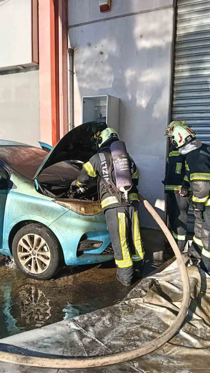 Şarjdaki elektrikli araç alev aldı