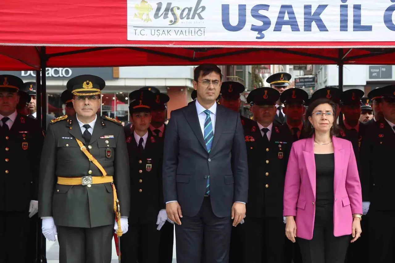 Uşak’ta 29 Ekim kutlamaları çelenk töreniyle başladı